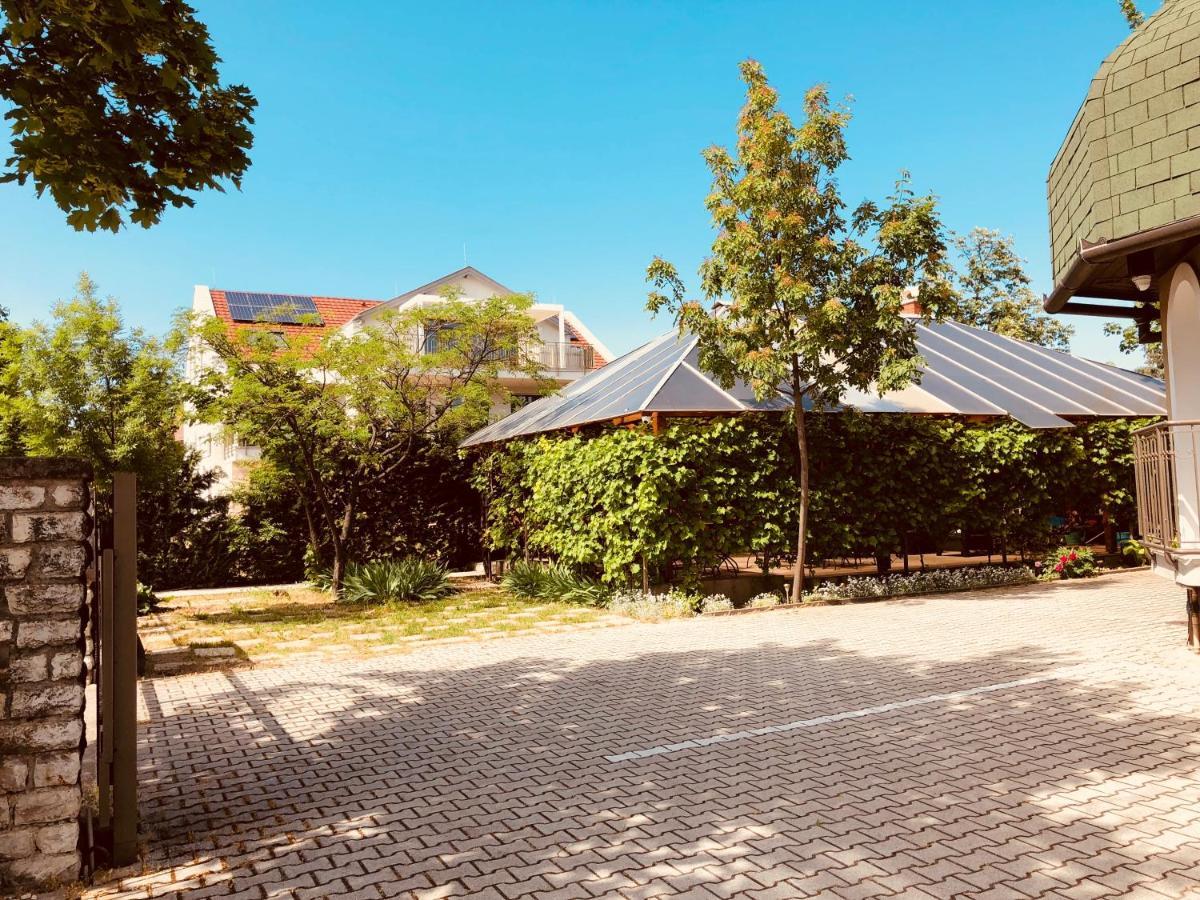 לינה וארוחת בוקר באלאטונפורד Zoeldteto Panzio מראה חיצוני תמונה